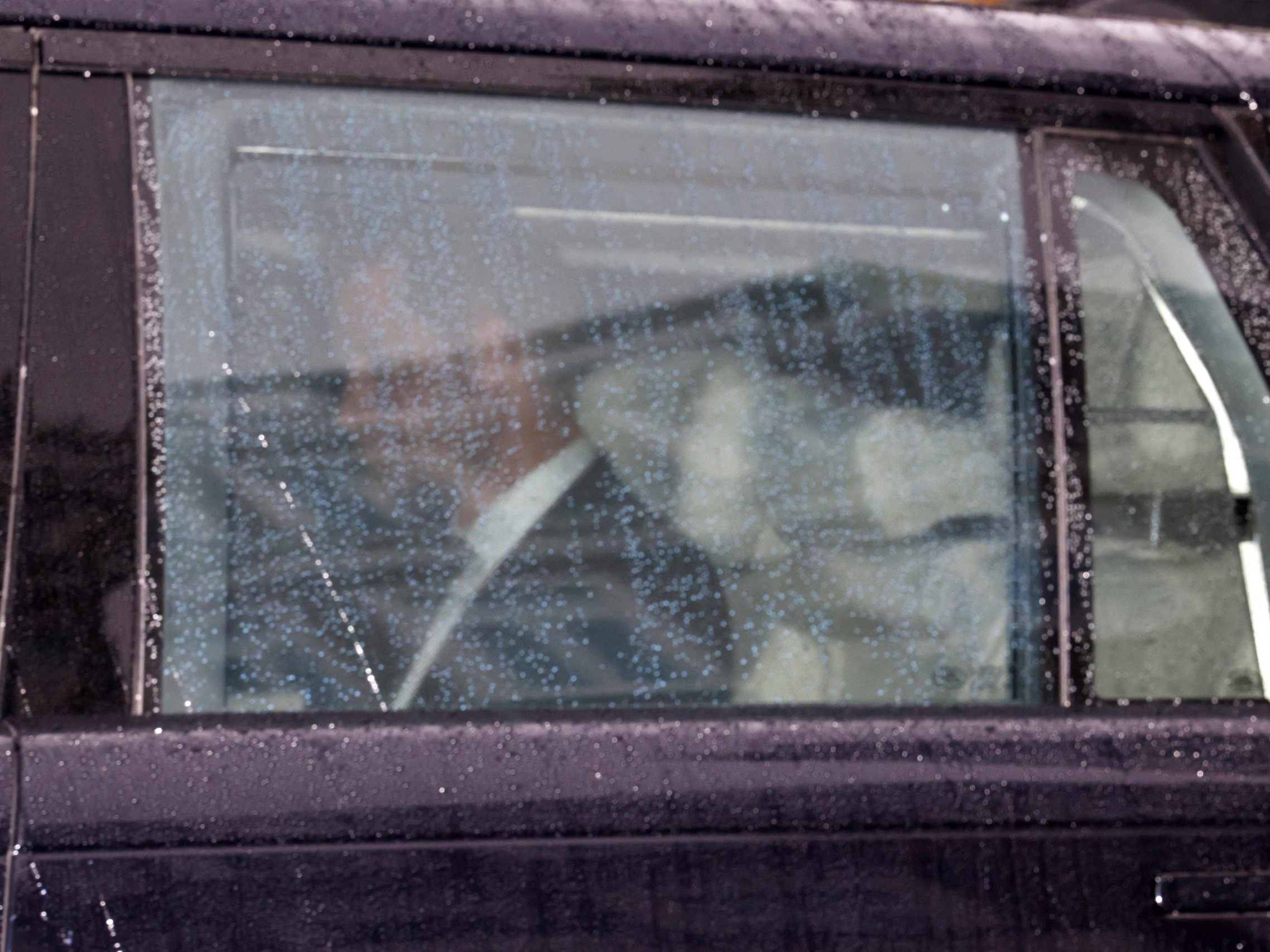 Prinz Harry verlässt am 10. September 2025 in einem Auto das Clarence House in London. Zuvor hatte er seinen Vater, König Charles III., zu einem persönlichen Gespräch getroffen. Prinz Harry verlässt am 10. September 2025 in einem Auto das Clarence House in London. Zuvor hatte er seinen Vater, König Charles III., zu einem persönlichen Gespräch getroffen.