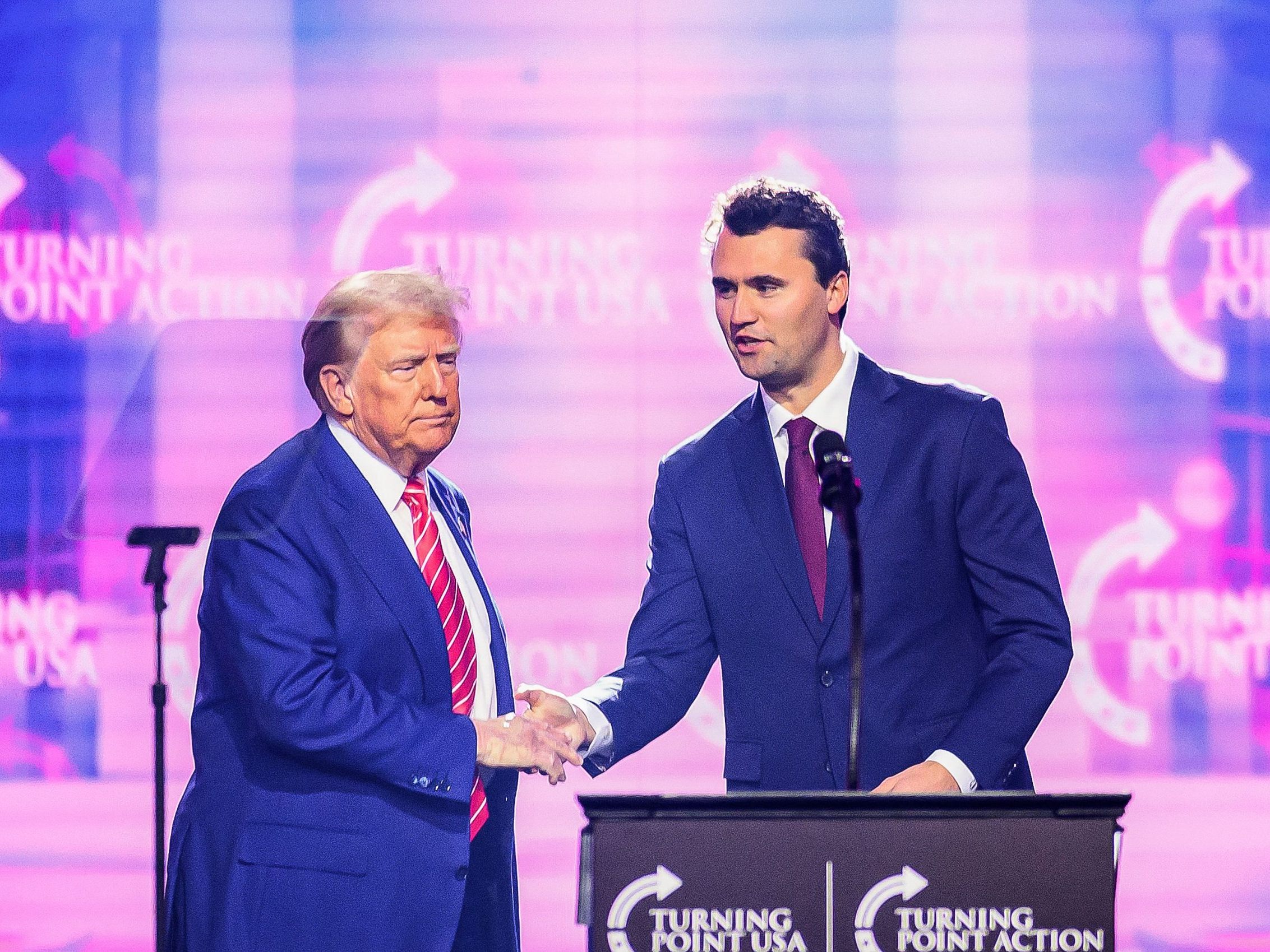 Charlie Kirk (rechts) gemeinsam mit US-Präsident Donald Trump bei der Veranstaltung „America Fest“ am 22. Dezember 2024 in Phoenix, Arizona. Charlie Kirk (rechts) gemeinsam mit US-Präsident Donald Trump bei der Veranstaltung „America Fest“ am 22. Dezember 2024 in Phoenix, Arizona.