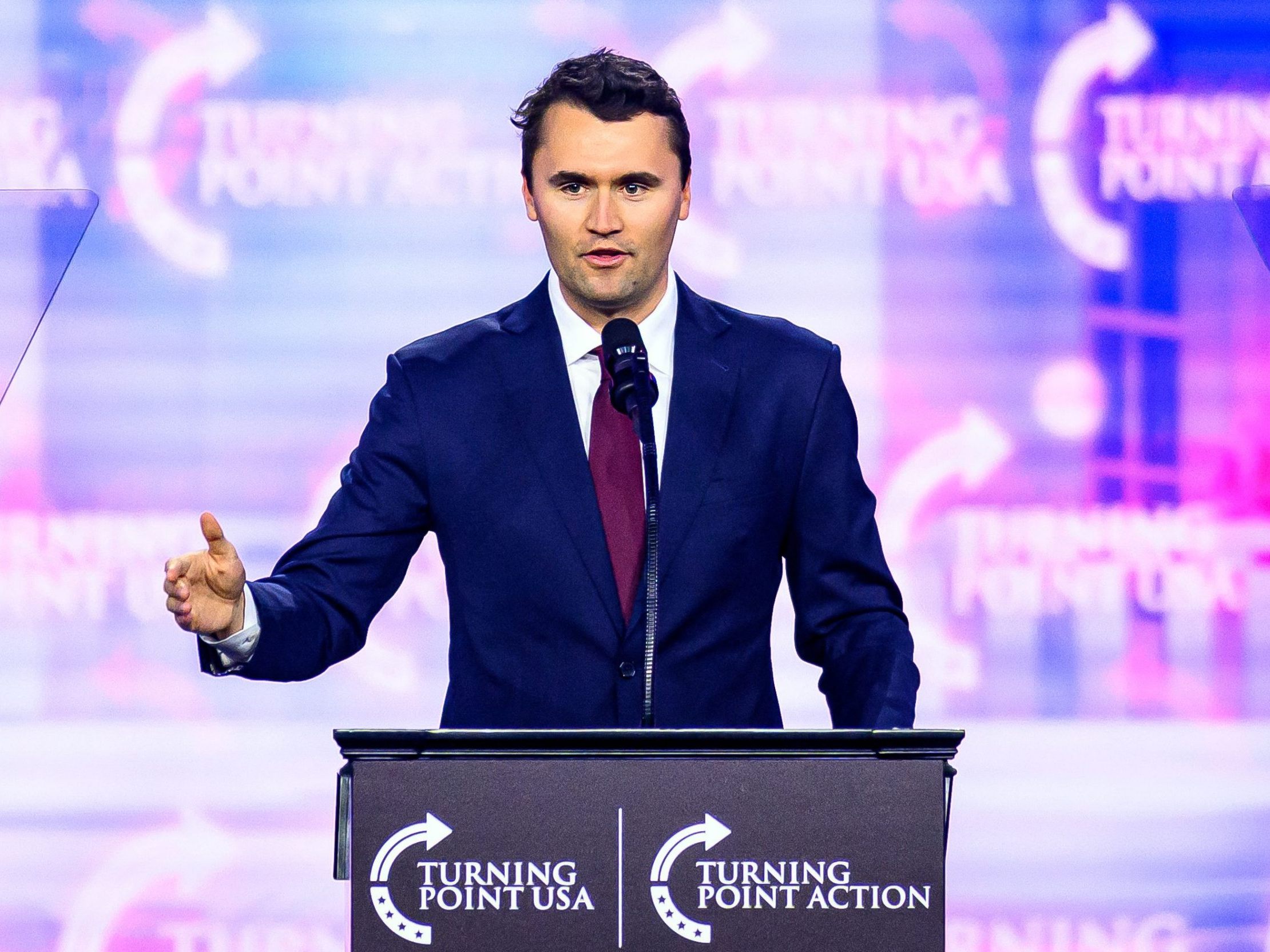 Der rechtskonservative Aktivist Charlie Kirk bei einem Auftritt auf dem „America Fest“ am 22. Dezember 2024 in Phoenix, Arizona. Der rechtskonservative Aktivist Charlie Kirk bei einem Auftritt auf dem „America Fest“ am 22. Dezember 2024 in Phoenix, Arizona.