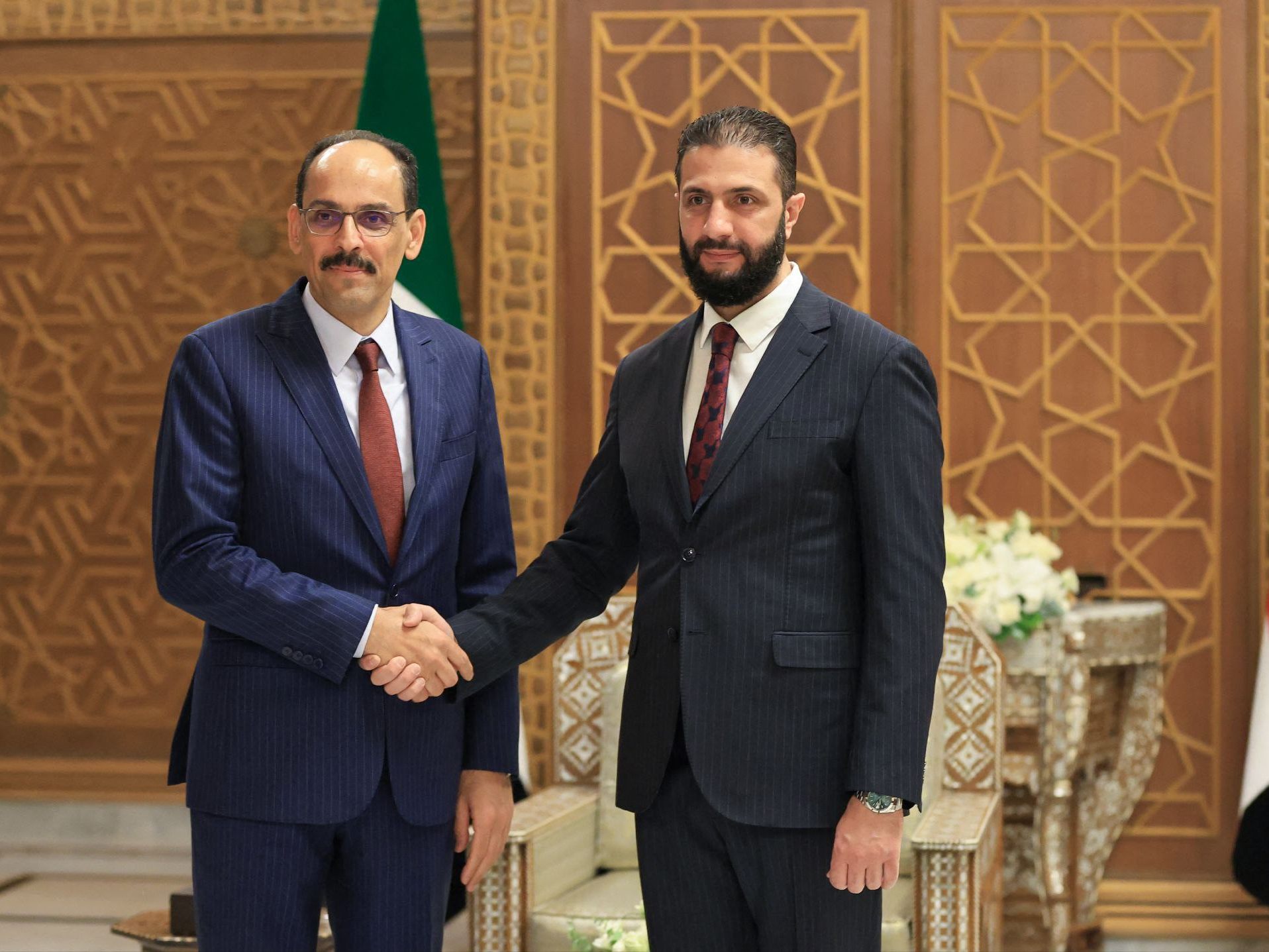 Seit dem Sturz von Ex-Machthaber Bashar al-Assad wird das Land mit rund 23 Millionen Einwohnern von einer Übergangsregierung unter Führung von Interimspräsident Ahmed al-Sharaa (rechts) geführt. Seit dem Sturz von Ex-Machthaber Bashar al-Assad wird das Land mit rund 23 Millionen Einwohnern von einer Übergangsregierung unter Führung von Interimspräsident Ahmed al-Sharaa (rechts) geführt.