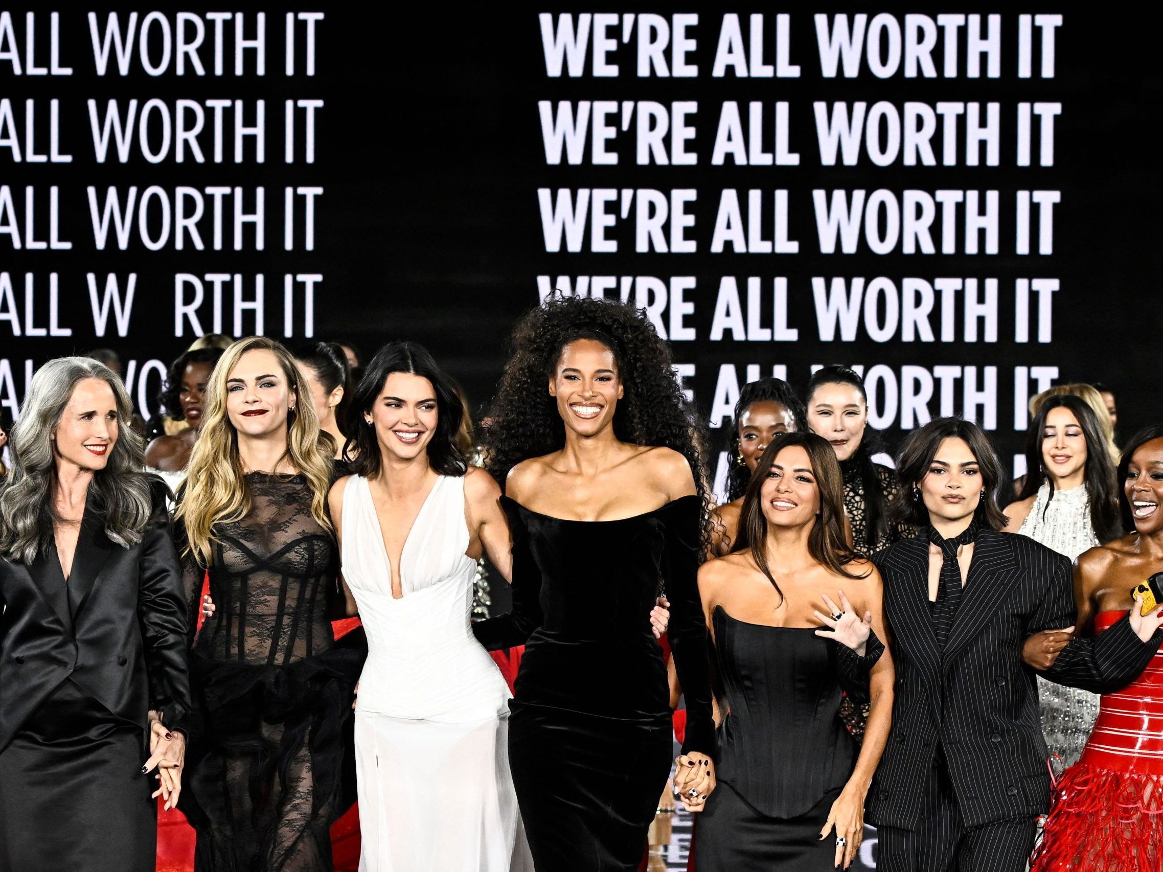 Die L'Oreal-Show bei der Pariser Fashion Week sorgte für Aufsehen. Die L'Oreal-Show bei der Pariser Fashion Week sorgte für Aufsehen.