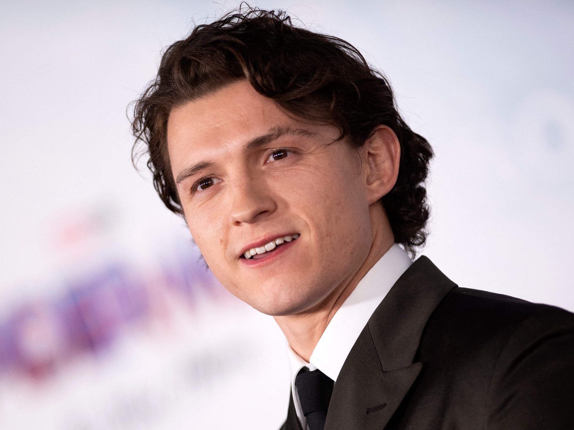Tom Holland wurde bei den Dreharbeiten zum neuen Spider-Man-Film verletzt. Tom Holland wurde bei den Dreharbeiten zum neuen Spider-Man-Film verletzt.