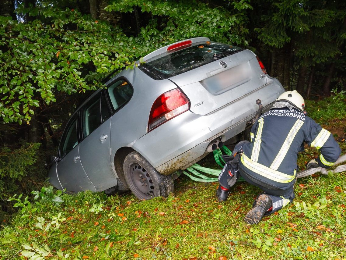 Fahrzeug in Thüringerberg macht sich selbstständig und endet im Wald Fahrzeug in Thüringerberg macht sich selbstständig und endet im Wald