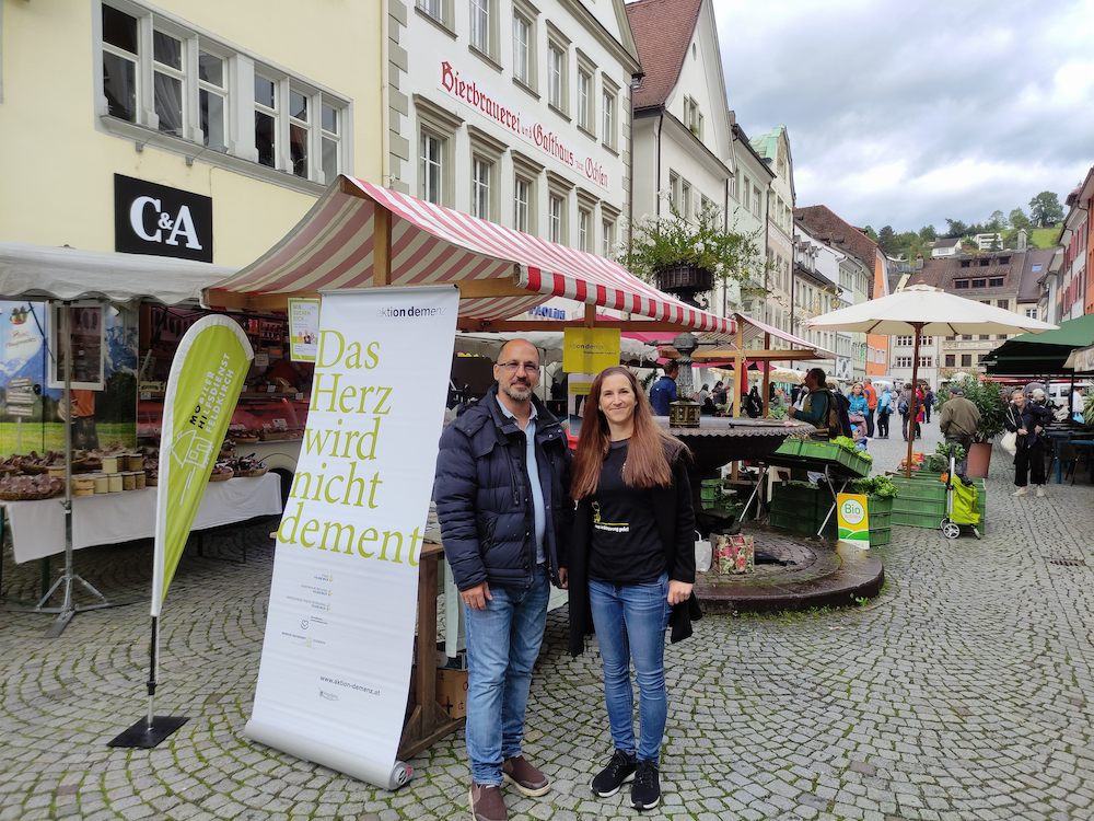 Am Infostand am Feldkircher Wochenmarkt laden Expert:innen der Arbeitsgruppe Demenz Passant:innen zum Austausch und zur Information ein. Am Infostand am Feldkircher Wochenmarkt laden Expert:innen der Arbeitsgruppe Demenz Passant:innen zum Austausch und zur Information ein.
