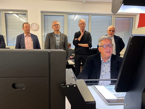 Interessierte Besucher:innen (vlnr: Herbert Lins/Stadt Feldkirch, Gerd Fleisch/Bgm. Meiningen, Gerhard Siegl/Wirtschaftsarchiv Vorarlberg, Richard Sonderegger/Archivar Göfis, Thomas Lampert/Bgm. Göfis, Abteilungsleiter Andreas Glass) Interessierte Besucher:innen (vlnr: Herbert Lins/Stadt Feldkirch, Gerd Fleisch/Bgm. Meiningen, Gerhard Siegl/Wirtschaftsarchiv Vorarlberg, Richard Sonderegger/Archivar Göfis, Thomas Lampert/Bgm. Göfis, Abteilungsleiter Andreas Glass)