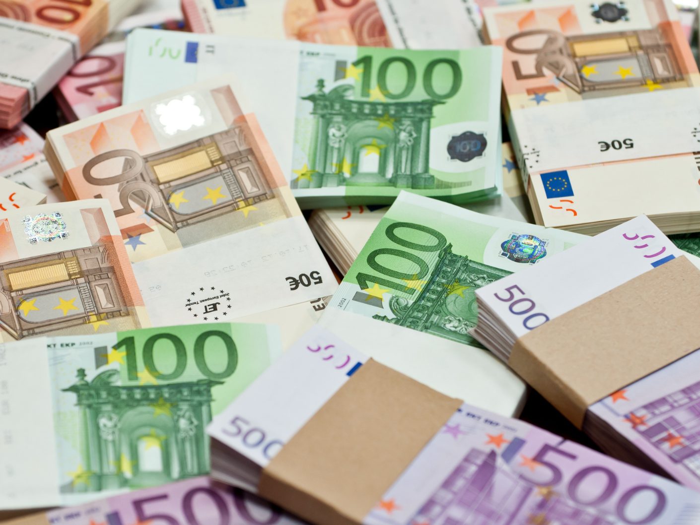 2024 schrumpfte Österreichs Wirtschaft weniger stark als gedacht.