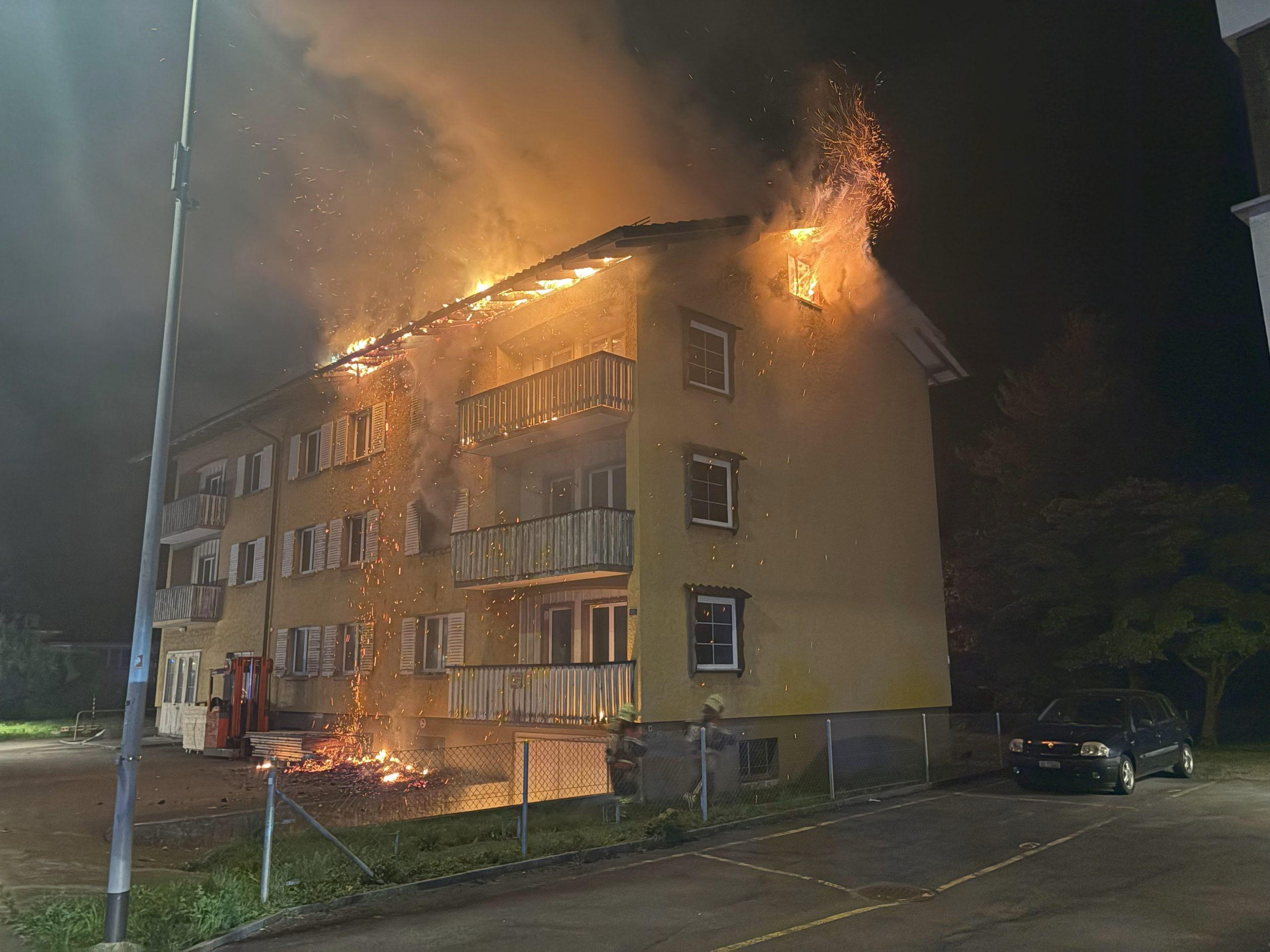 Brand in Mehrfamilienhaus: Feuerwehr-Großeinsatz in Au Brand in Mehrfamilienhaus: Feuerwehr-Großeinsatz in Au