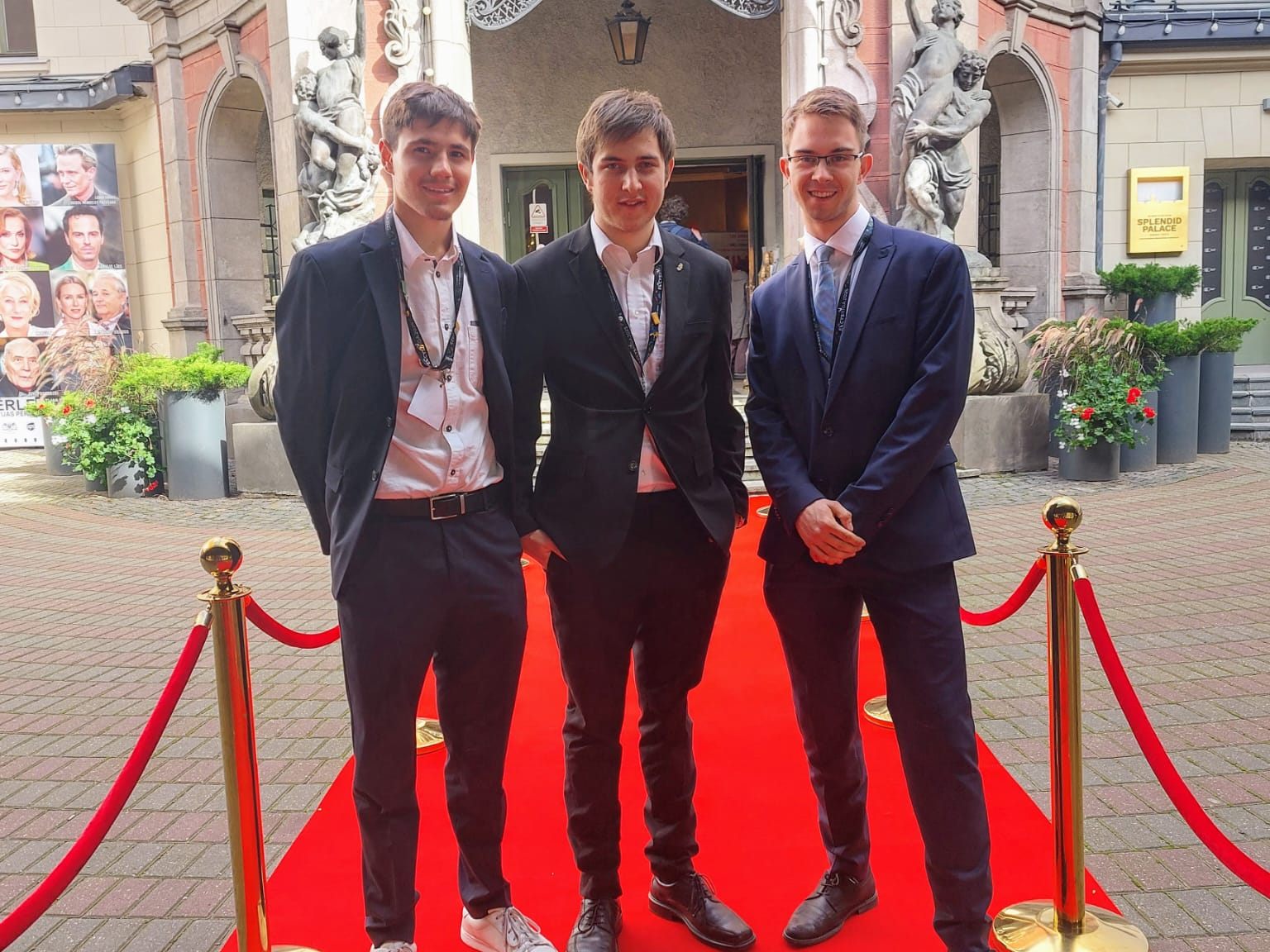 Jungwissenschaftler Andreas Walter, Jonas Stadelmann und Alexander Pflegerl vor der Preisverleihung im Splendid Palace in Riga, Lettland. Jungwissenschaftler Andreas Walter, Jonas Stadelmann und Alexander Pflegerl vor der Preisverleihung im Splendid Palace in Riga, Lettland.