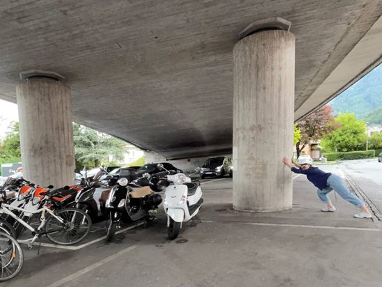 „Betonsonne“ - Kunst unter der Brücke