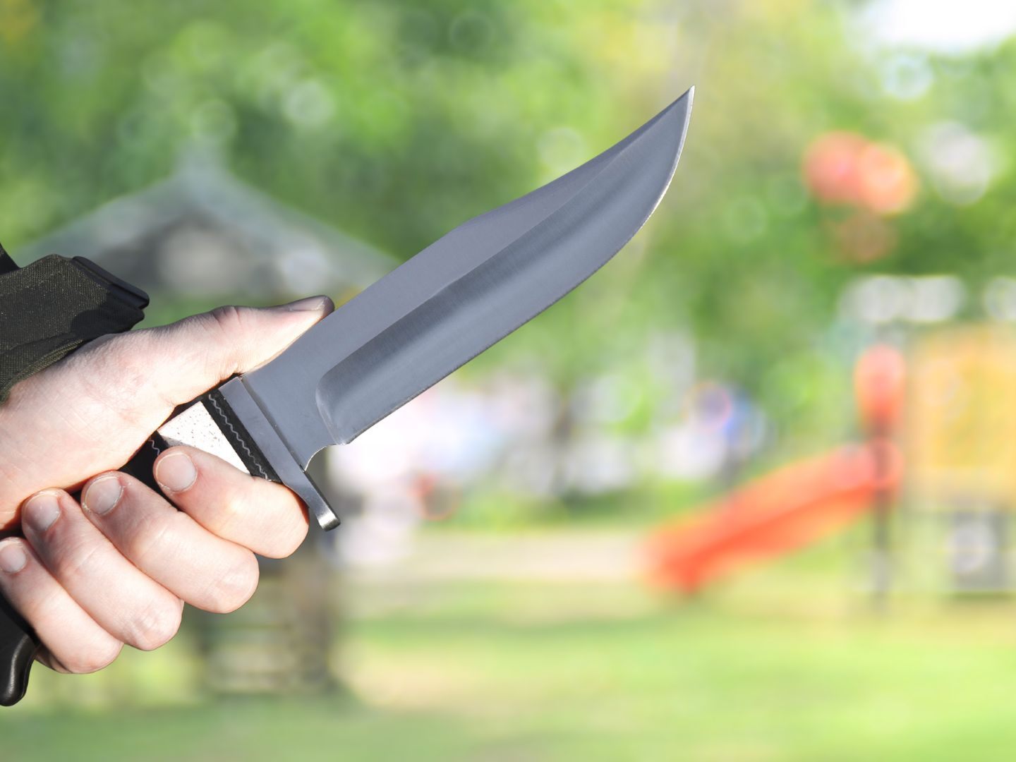 In Wien-Floridsdorf bedrohte ein Mann eine Frau mit einem Messer neben einem Kinderspielplatz.