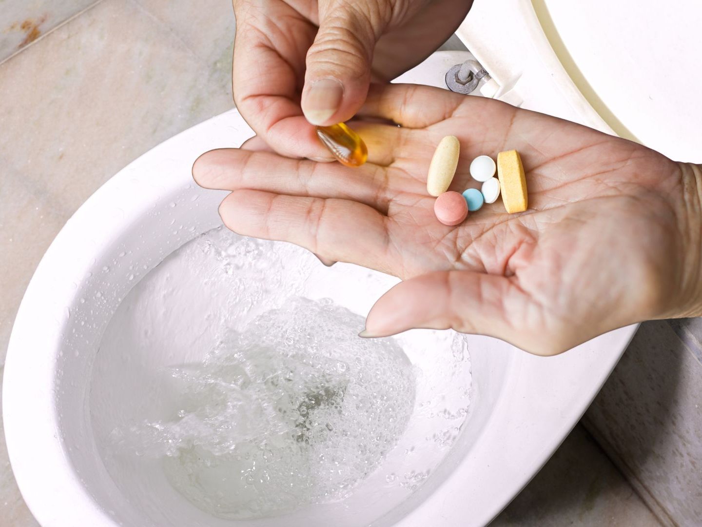 Medikamente dürfen nicht in der Toilette entsorgt werden.