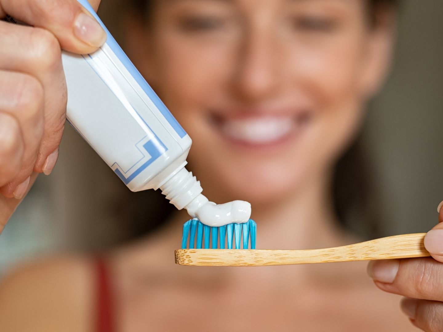 Manche Whitening-Zahnpasten schwächeln beim Kariesschutz.