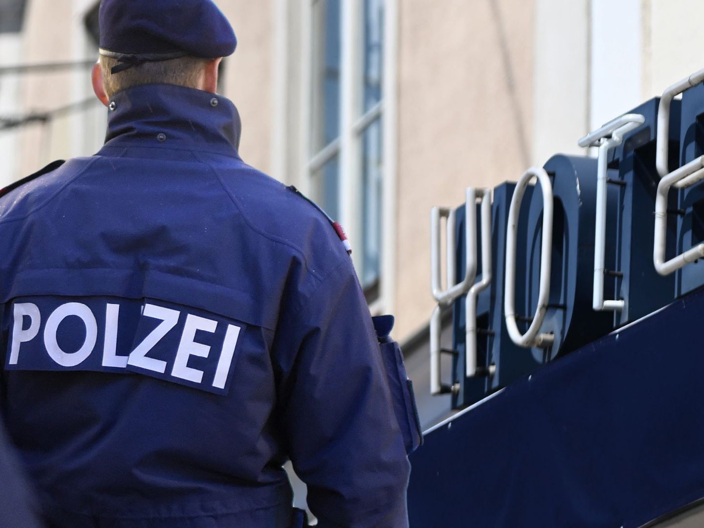 Der Polizeieinsatz in einem Wiener Hotel endete mit einem Verletzten.