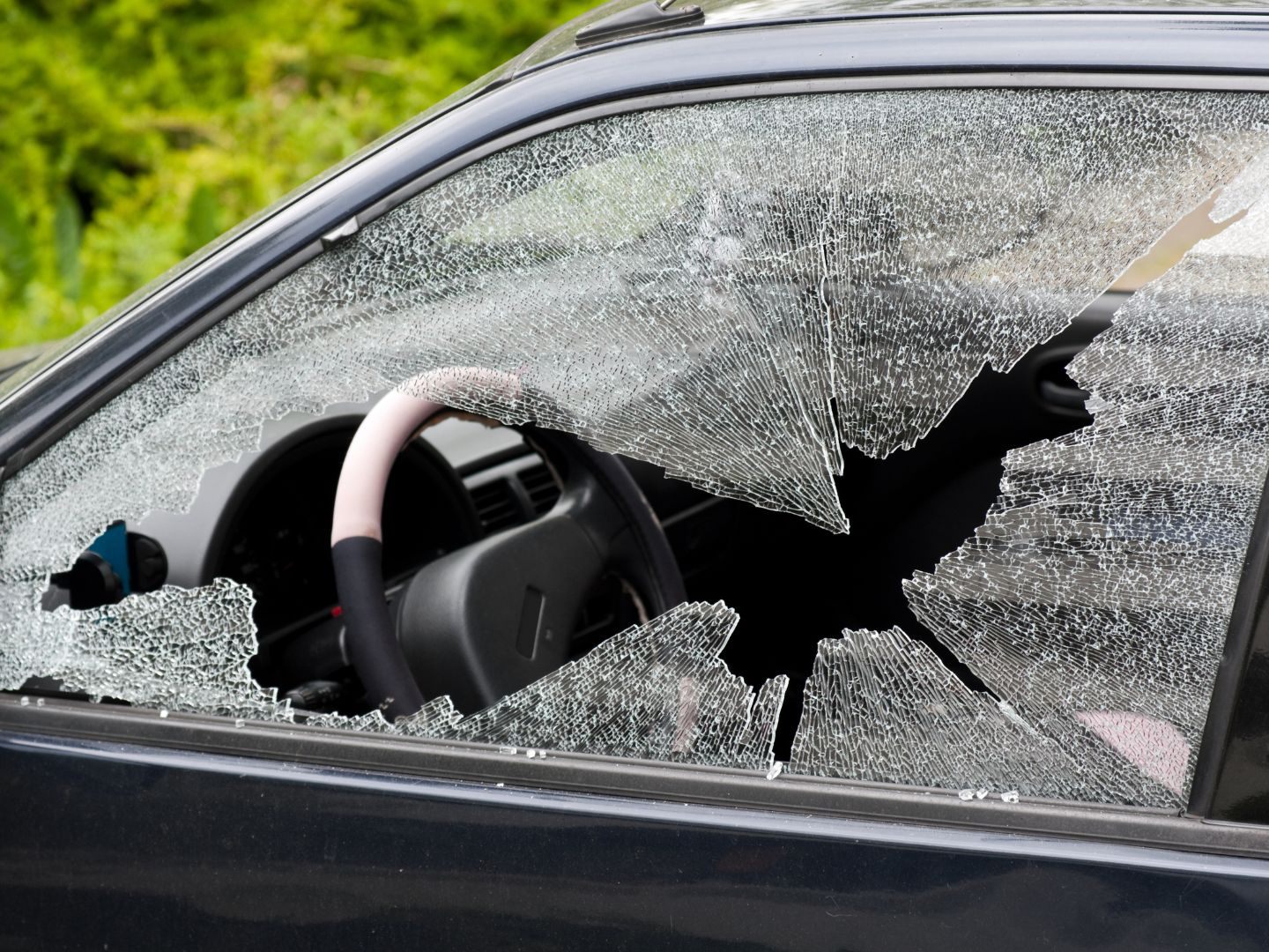 Ein Zeuge ertappte die Burschen bei einem Autoeinbruch in flagranti.