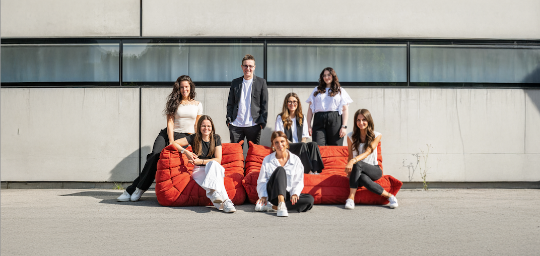 v.l.n.r. Anja Auer (Marketing- und Projektmanagerin), Rosa Natter (Videographin), Georg Burtscher (Geschäftsführer Russmedia Digital), Franziska Deflorian (Marketingleitung), Loreen Pircher (Marketingmanagerin), Nilay Aydin (Grafikdesignerin) und Elena Köhler (Grafikdesignerin) - Foto Beate Rhomberg v.l.n.r. Anja Auer (Marketing- und Projektmanagerin), Rosa Natter (Videographin), Georg Burtscher (Geschäftsführer Russmedia Digital), Franziska Deflorian (Marketingleitung), Loreen Pircher (Marketingmanagerin), Nilay Aydin (Grafikdesignerin) und Elena Köhler (Grafikdesignerin) - Foto Beate Rhomberg