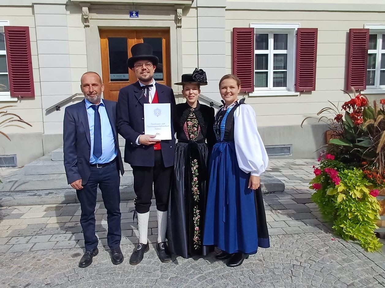 Das frisch vermählte Paar, hier mit Trauzeugen, präsentierte sich in der Montafoner Tracht. Das frisch vermählte Paar, hier mit Trauzeugen, präsentierte sich in der Montafoner Tracht.