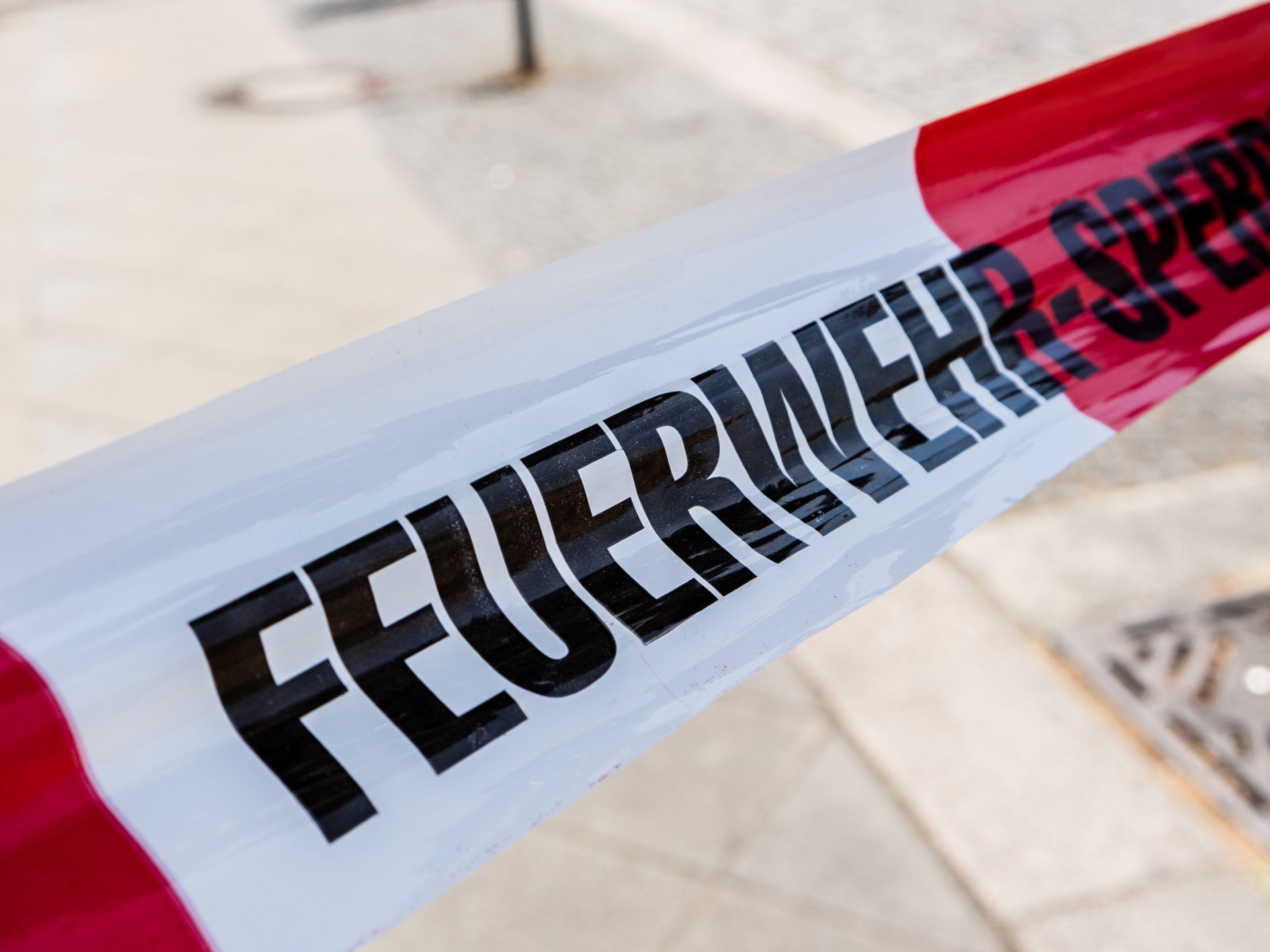 Scheunenbrand bei Naila: Feuerwehr rettet Tiere – B173 gesperrt