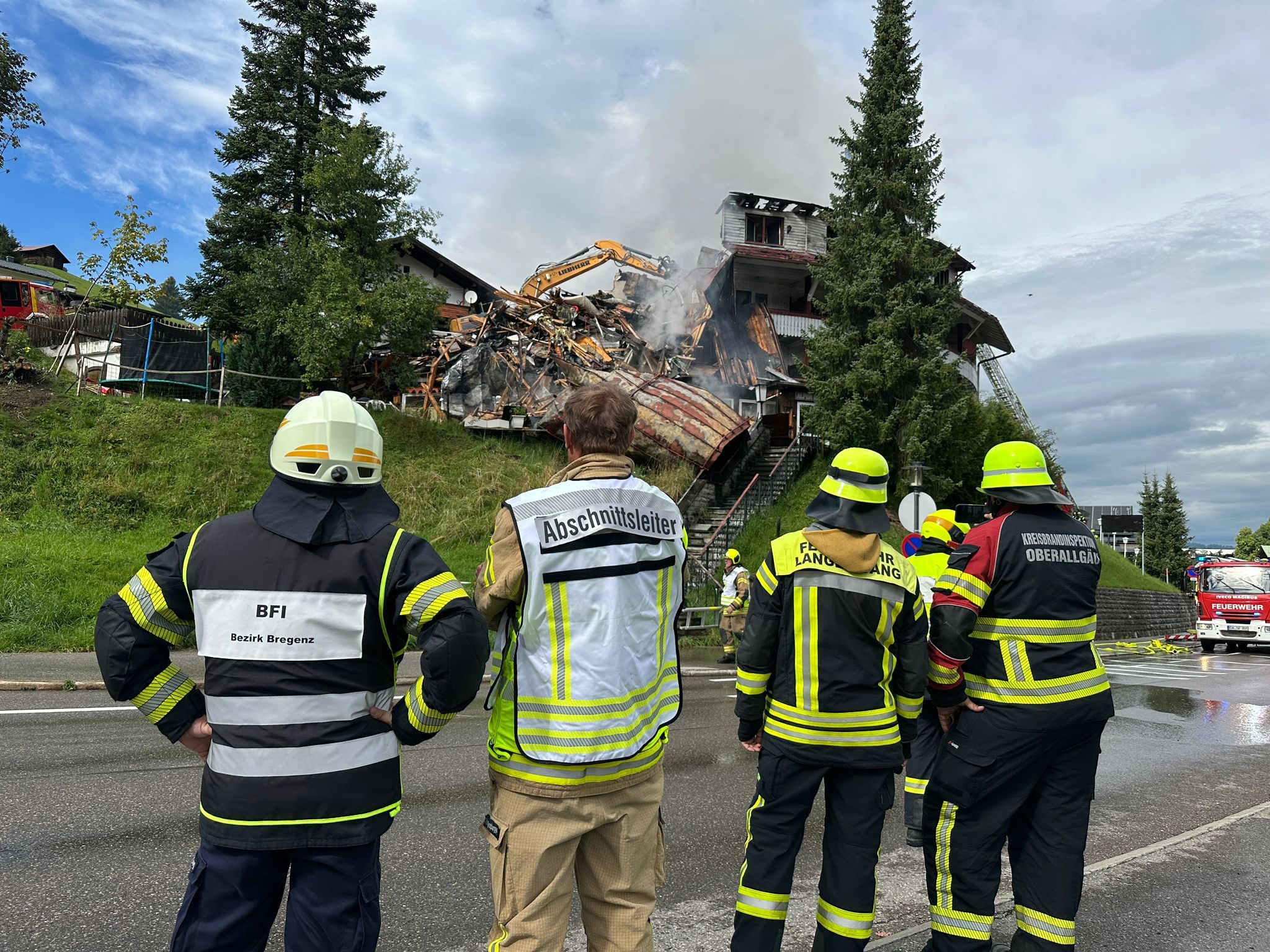 Feuerwehr-Großeinsatz in Hirschegg: Das Dach des Gebäudes konnte nicht mehr gerettet werden. Feuerwehr-Großeinsatz in Hirschegg: Das Dach des Gebäudes konnte nicht mehr gerettet werden.