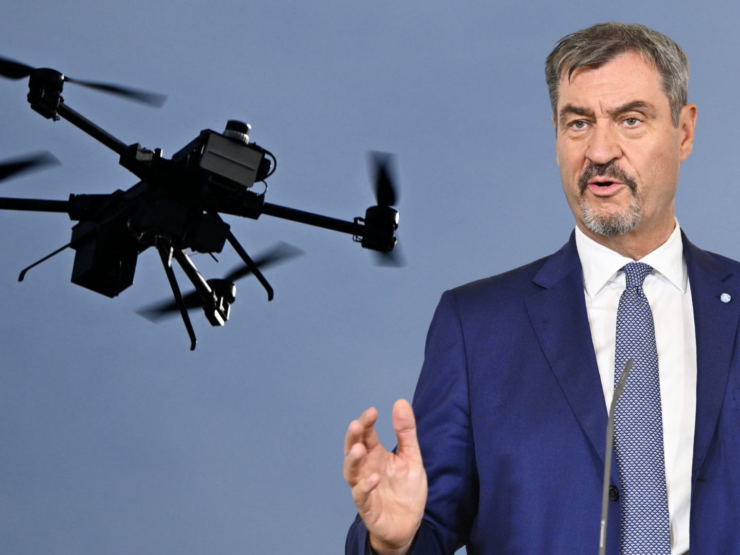 Markus Söder kündigte an, dass die Polizei in Bayern künftig befugt sein soll, illegale Drohnen im Ernstfall eigenständig abzuschießen. Markus Söder kündigte an, dass die Polizei in Bayern künftig befugt sein soll, illegale Drohnen im Ernstfall eigenständig abzuschießen.