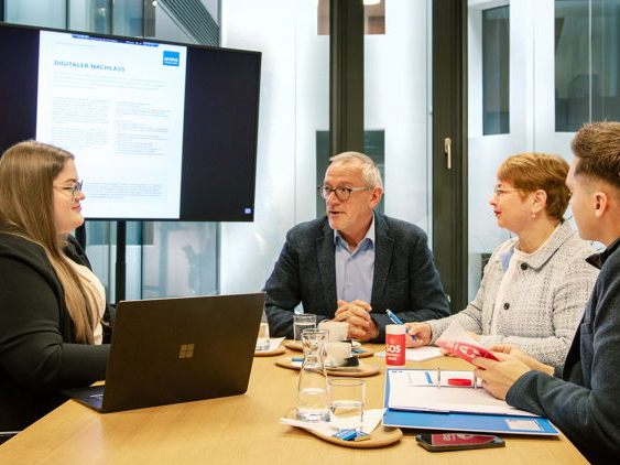 Ein Generationengespräch bei der Hausbank zu führen, schafft Orientierung, Klarheit und nimmt etwaige Ängste, da die Finanzen langfristig geordnet werden. Ein Generationengespräch bei der Hausbank zu führen, schafft Orientierung, Klarheit und nimmt etwaige Ängste, da die Finanzen langfristig geordnet werden.