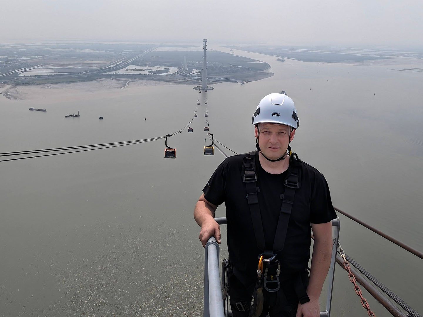 Elmar Röck arbeitet für Doppelmayr als Seilbahntechniker – zuletzt hier auf der mit 215 Metern höchsten Seilbahnstütze der Welt in Vietnam.