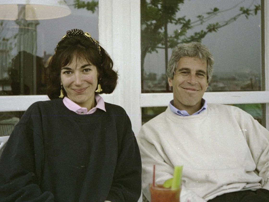 EIne Archivaufnahme aus dem Strafprozess gegen Ghislaine Maxwell: Die britische Society-Lady mit dem US-Financier Jeffrey Epstein. EIne Archivaufnahme aus dem Strafprozess gegen Ghislaine Maxwell: Die britische Society-Lady mit dem US-Financier Jeffrey Epstein.