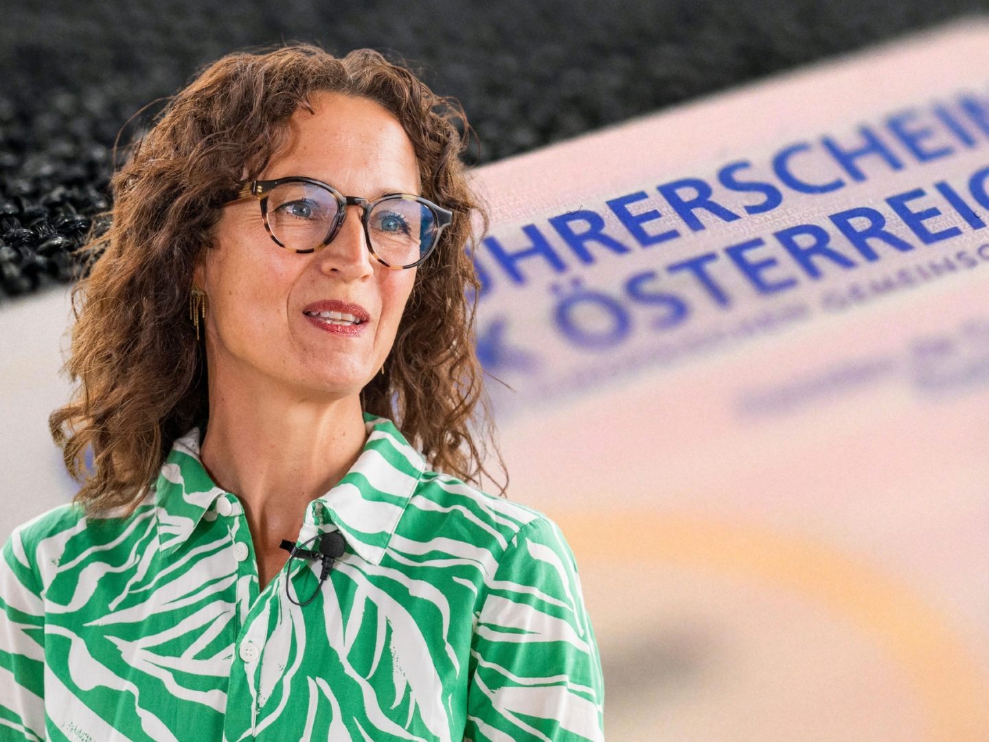 Eva Hammerer, Kontrollsprecherin der Grünen, fordert eine Untersuchungskommission zur Führerschein-Causa und kritisiert das Verhalten der ÖVP im Ausschuss scharf. Eva Hammerer, Kontrollsprecherin der Grünen, fordert eine Untersuchungskommission zur Führerschein-Causa und kritisiert das Verhalten der ÖVP im Ausschuss scharf.