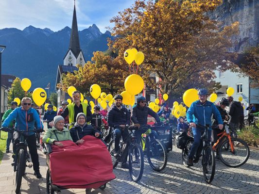 Radbegeisterte aus Bludenz und Umgebung treten bei der großen Fahrradparade zum Finale in die Pedale Radbegeisterte aus Bludenz und Umgebung treten bei der großen Fahrradparade zum Finale in die Pedale