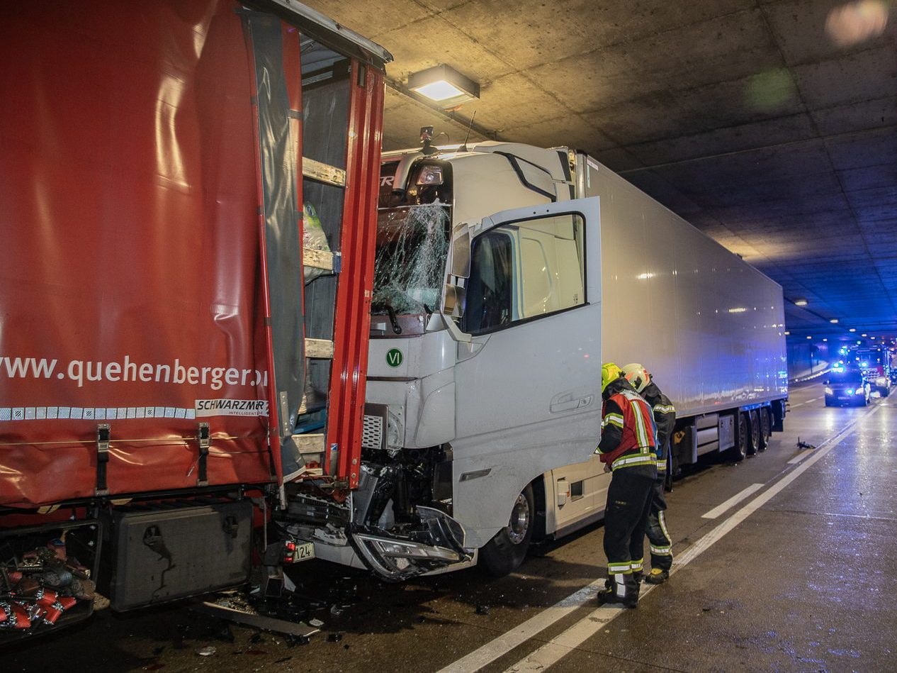 Unfall mit vier Lkws im S1-Tunnel Vösendorf.