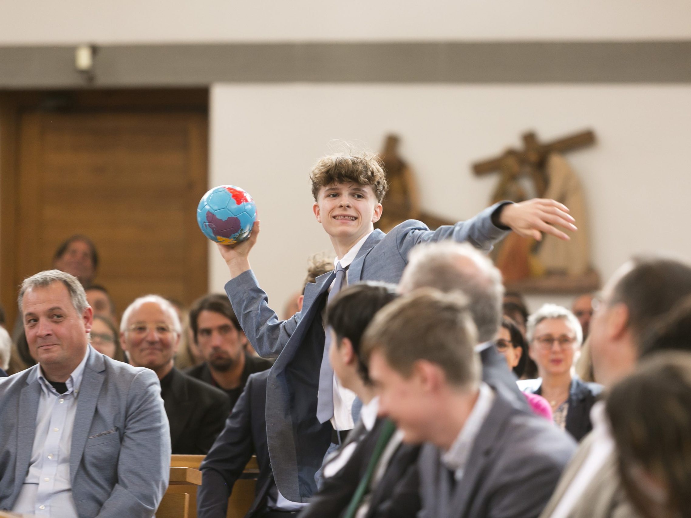 Josef Schreiber beim Anwurf des Balls im Firmgottesdienst. Josef Schreiber beim Anwurf des Balls im Firmgottesdienst.