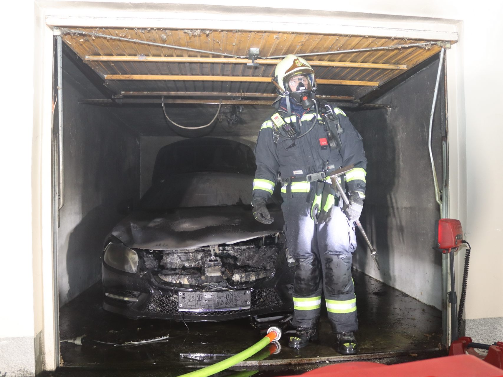An dem PKW, von dem der Brand ausgegangen sein dürfte, entstand ein Totalschaden.