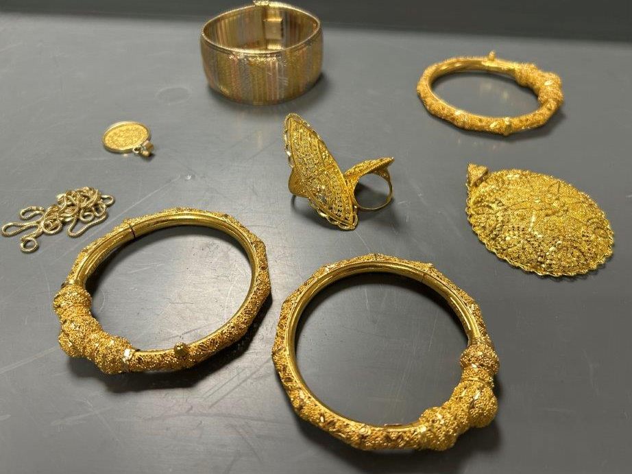 Der deutsche Zoll hat den Goldschmuck fotografiert. Der deutsche Zoll hat den Goldschmuck fotografiert.