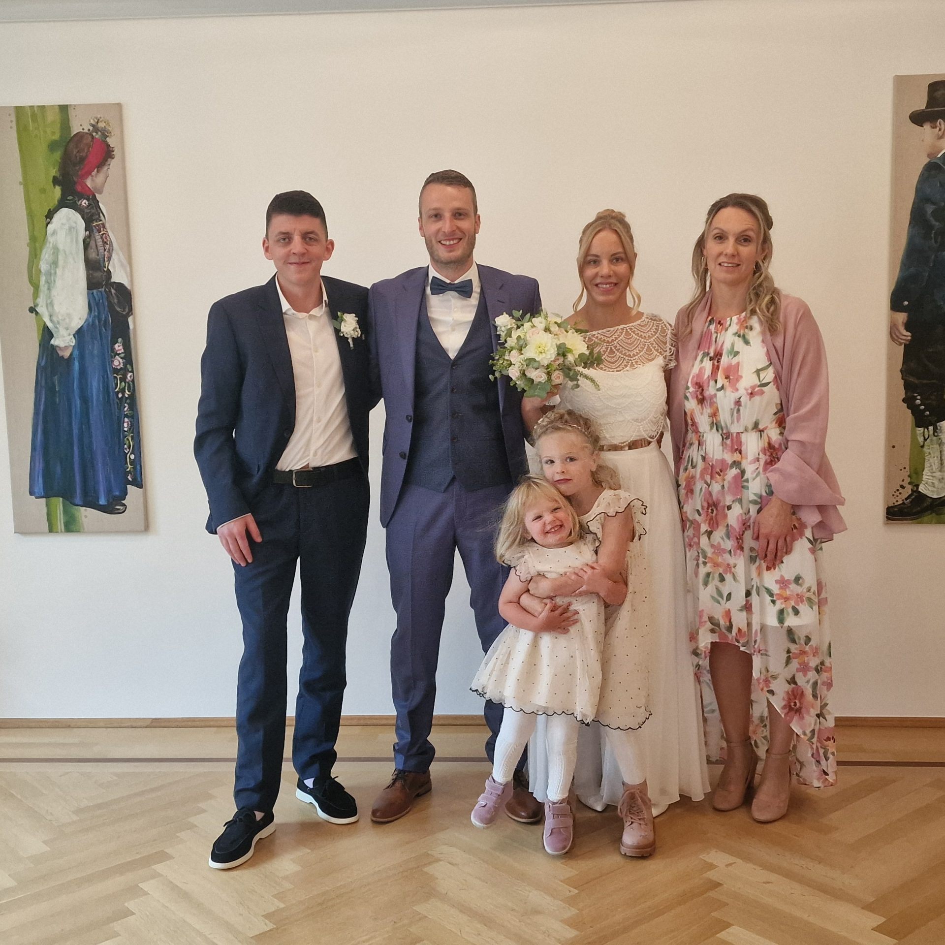 Das frisch vermählte Brautpaar mit seinen Trauzeugen.