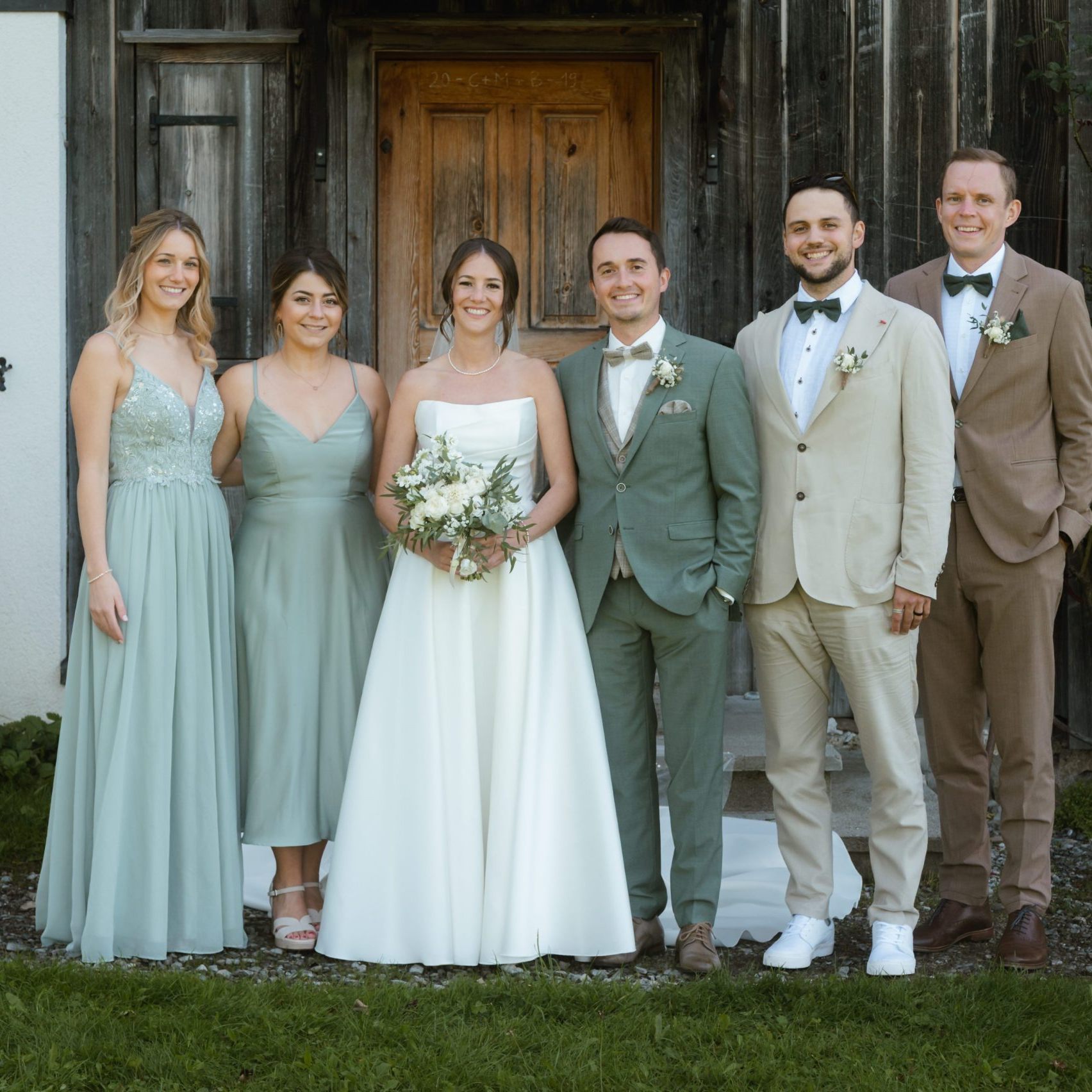 Das frisch vermählte Brautpaar mit seinen vier Trauzeugen.