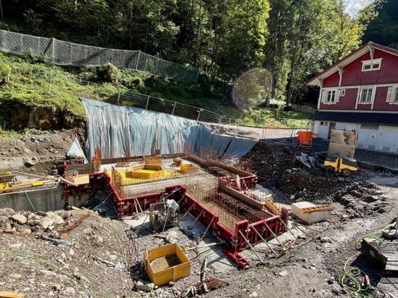 Neben dem historischen Krafthaus laufen die Bauarbeiten auf Hochtouren. Neben dem historischen Krafthaus laufen die Bauarbeiten auf Hochtouren.