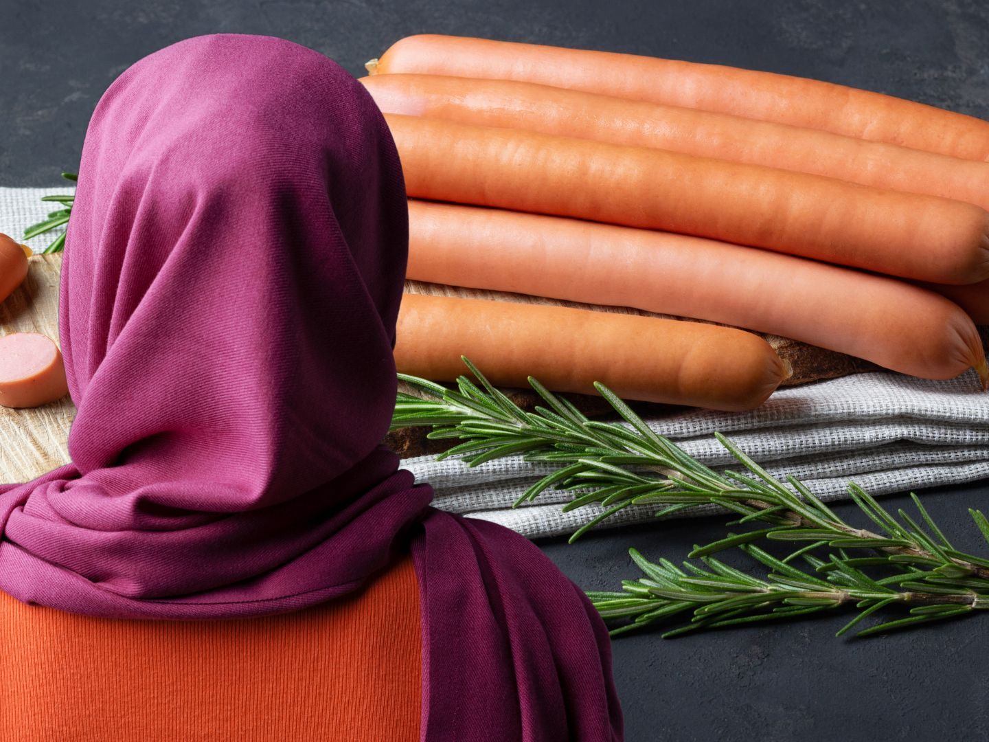 Wurst-Angriff in Schärding: Muslima mit Kopftuch beschimpft und geschlagen Wurst-Angriff in Schärding: Muslima mit Kopftuch beschimpft und geschlagen