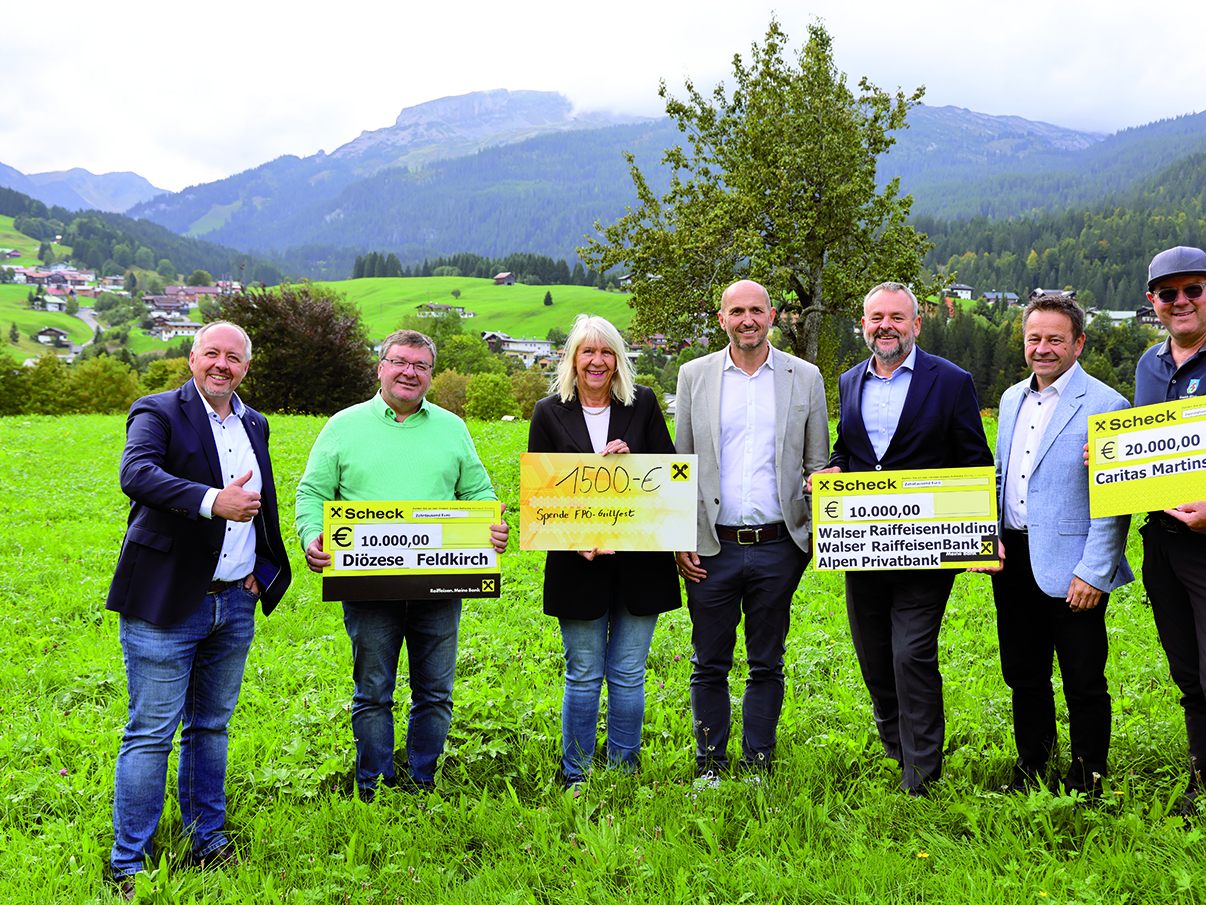 Bürgermeister Joachim Fritz, Pfarrer Cristinel Dobos, Marga Etschmann, Andreas Gapp (Walser Raiffeisen Holding), Florian Widmer (Alpen Privatbank), Andreas Hammerer (Walser Raiffeisen Bank) und Wolfgang Raich (Caritas). Bürgermeister Joachim Fritz, Pfarrer Cristinel Dobos, Marga Etschmann, Andreas Gapp (Walser Raiffeisen Holding), Florian Widmer (Alpen Privatbank), Andreas Hammerer (Walser Raiffeisen Bank) und Wolfgang Raich (Caritas).