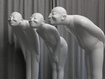 Die Skupturen der Möbelkette Kare sind ein Plagiat von Künstler Gao Xiaowu (siehe Foto).
