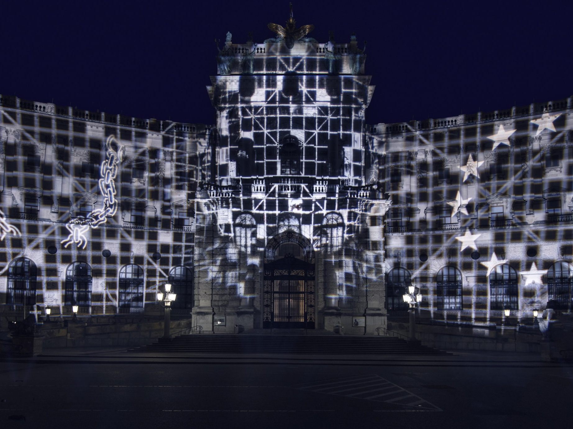 Mit einer Lichtinstallation am Heldenplatz und der Neuen Burg wird an die Jubiläen erinnert.