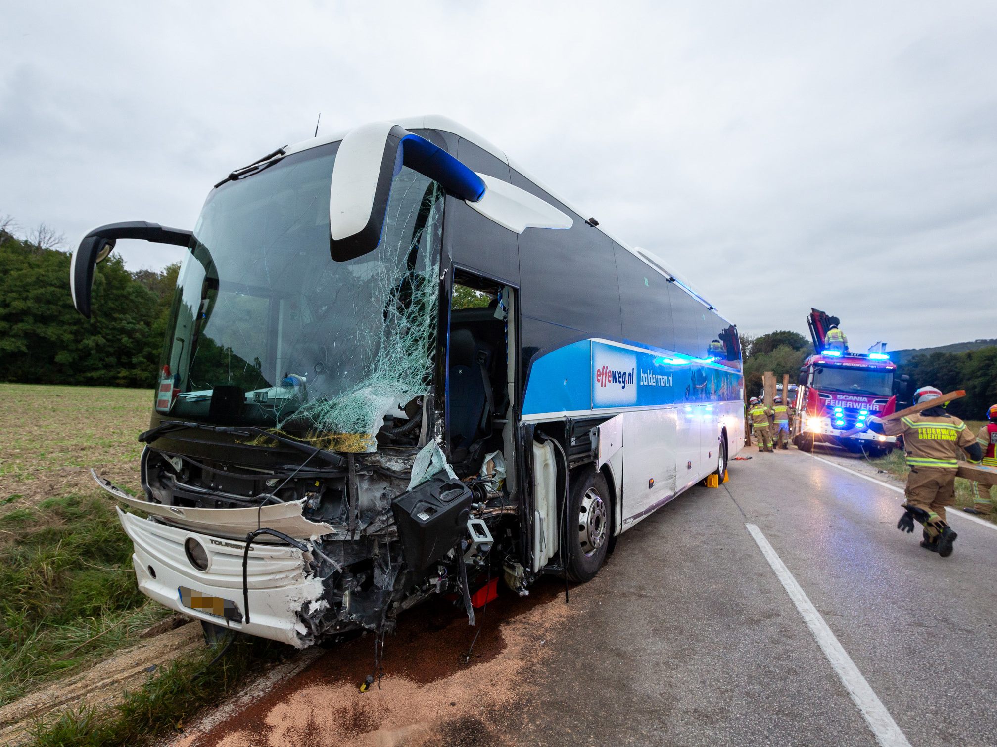 Die Feuerwehr musste den Bus mit einer Seilwinde aus der Böschung ziehen.