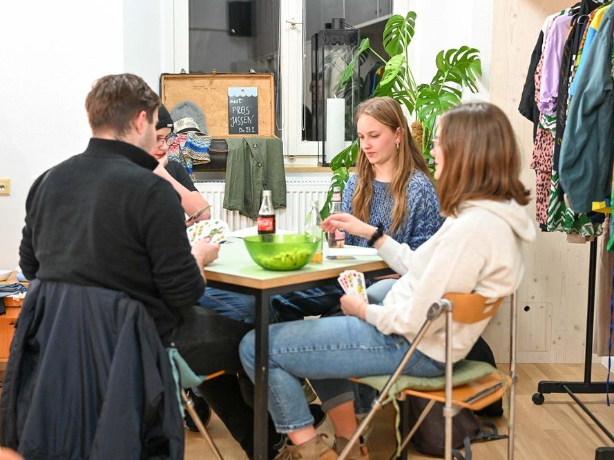 Im Februar fanden sich 16 Jugendliche aus allen Teilen vom Ländle im Marktplatz 4 zum Preisjassen ein. Und so duellierten sich ambitionierte Jasser:innen und Amateure in Vorarlbergs liebstem Kartenspiel.