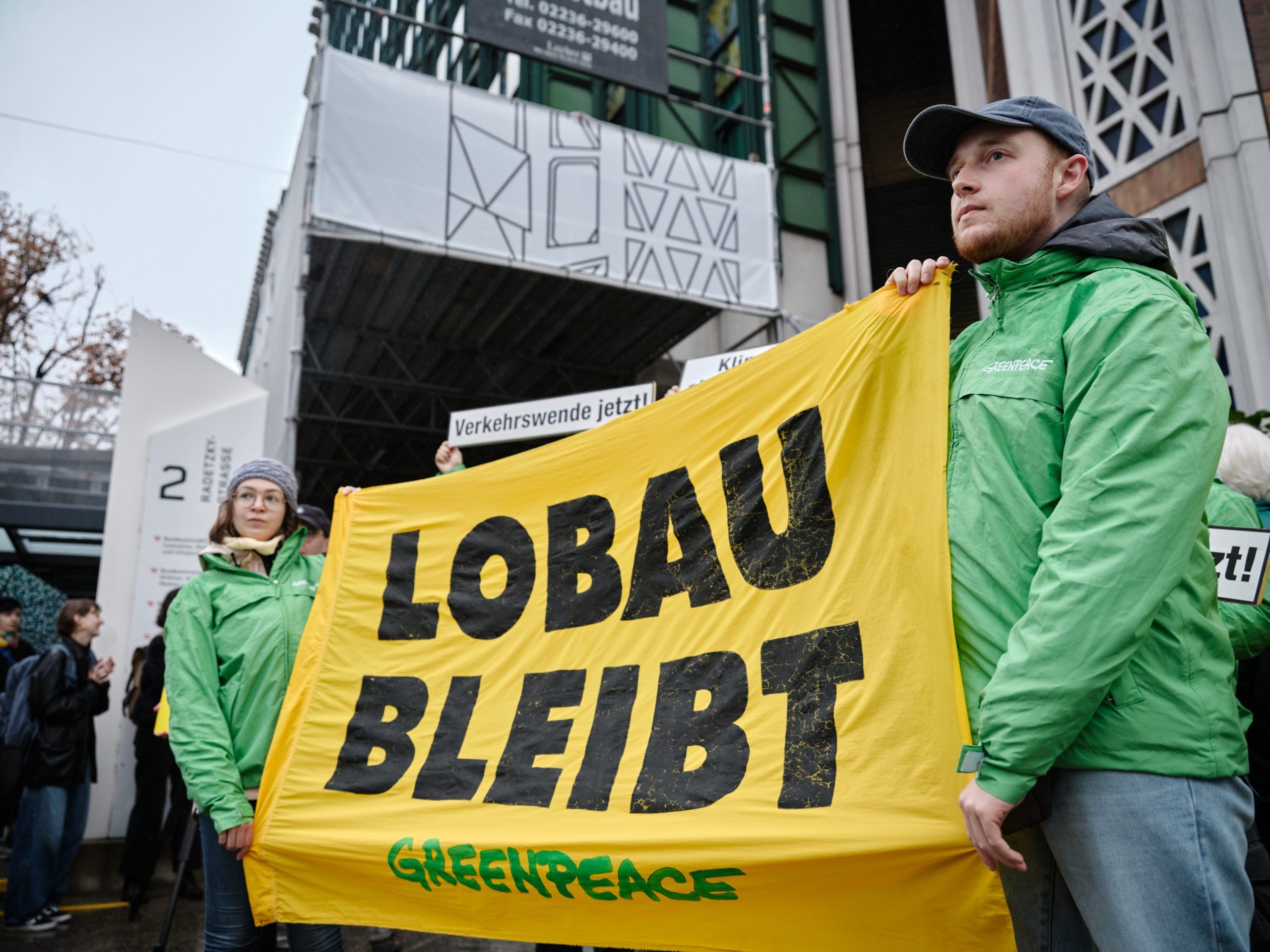 Greenpeace protestiert in Wien gegen den Bau des Lobautunnels.