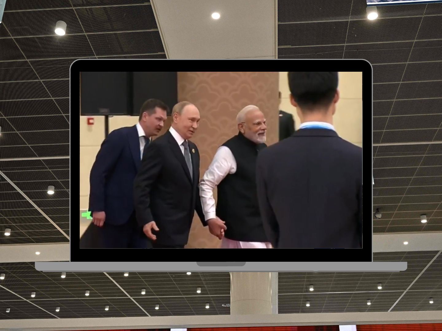 Gipfel-Geste: Putin und Modi gehen Hand in Hand Gipfel-Geste: Putin und Modi gehen Hand in Hand