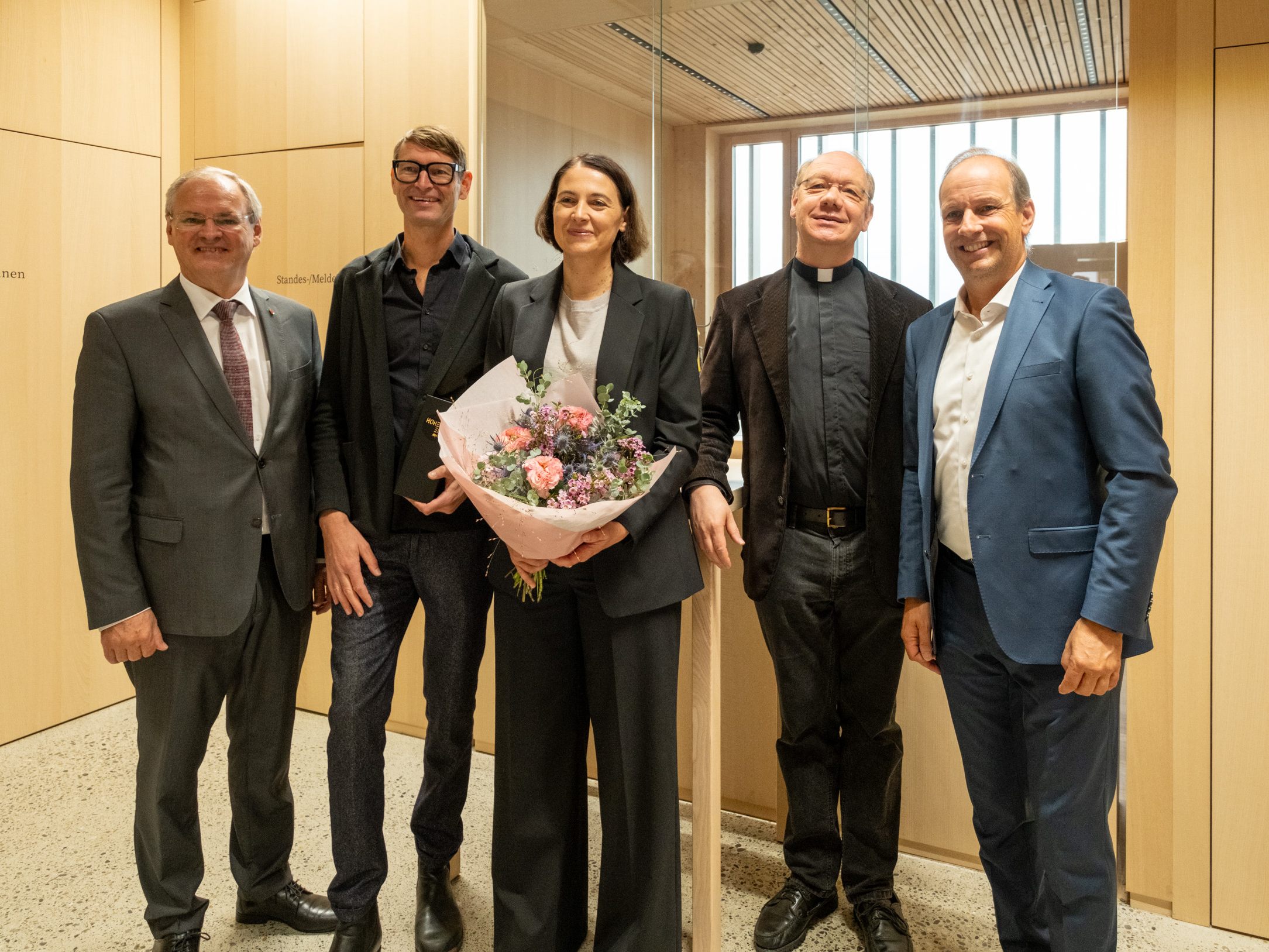 v. l. LTP Harald Sonderegger, Architekten Philipp Berktold und Helena Weber, Pfarrer Thomas Heilbrun, Bgm. Dieter Egger