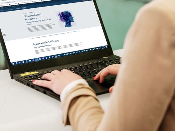 Bei einem regelbasierten Investmentansatz werden große Mengen an Daten analysiert. Daraus lassen sich klare Regeln ableiten, wann und wie investiert wird. Damit entsteht ein objektiver, modellbasierter Rahmen für eine Anlagestrategie. Bei einem regelbasierten Investmentansatz werden große Mengen an Daten analysiert. Daraus lassen sich klare Regeln ableiten, wann und wie investiert wird. Damit entsteht ein objektiver, modellbasierter Rahmen für eine Anlagestrategie.