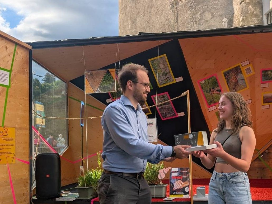 Gewinnerin Annika Bertschler mit Stadtrat Clemens Rauch bei der Preisübergabe Gewinnerin Annika Bertschler mit Stadtrat Clemens Rauch bei der Preisübergabe