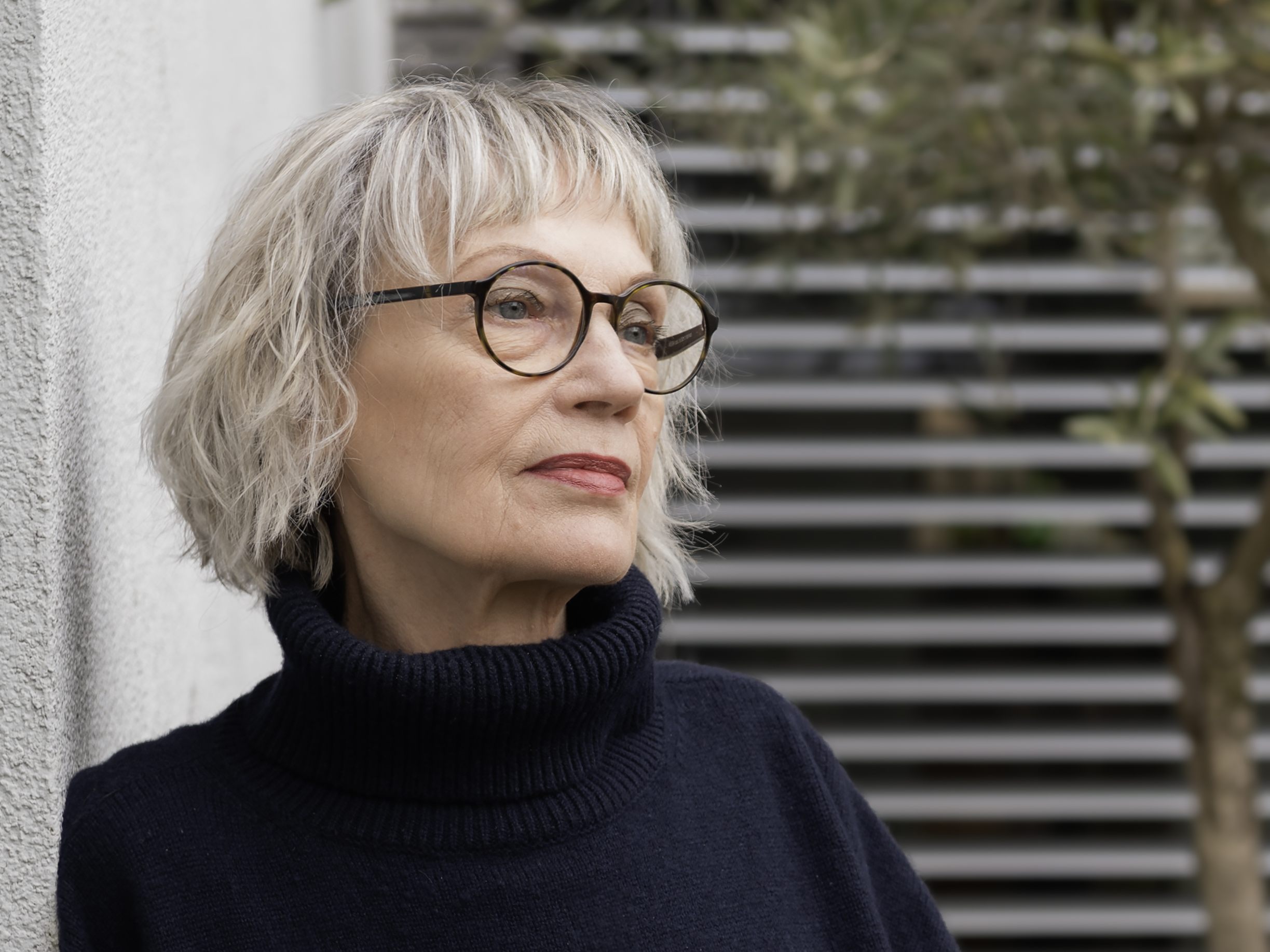 Eva Schmidt präsentiert ihr Buch "Neben Fremden"