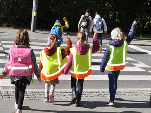 Sicher in die Schule: Einige Verhaltensregeln unterstützen Eltern und Schüler*innen beim Schulweg.