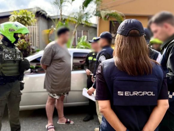 In Bogotá gelang den kolumbianischen Behörden gemeinsam mit Europol die Festnahme von fünf mutmaßlichen Menschenhändlern. In Bogotá gelang den kolumbianischen Behörden gemeinsam mit Europol die Festnahme von fünf mutmaßlichen Menschenhändlern.
