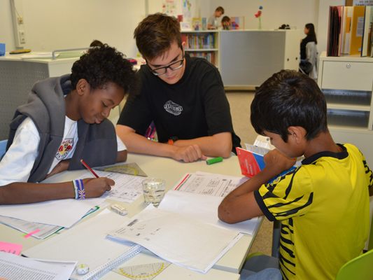 Konzentriertes Arbeiten in der Summerschool der Caritas Lerncafés